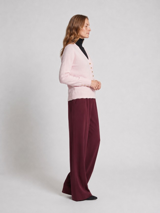 Cache-cache en tricot avec boutons dorés. Cache-cache en tricot avec boutons dorés.