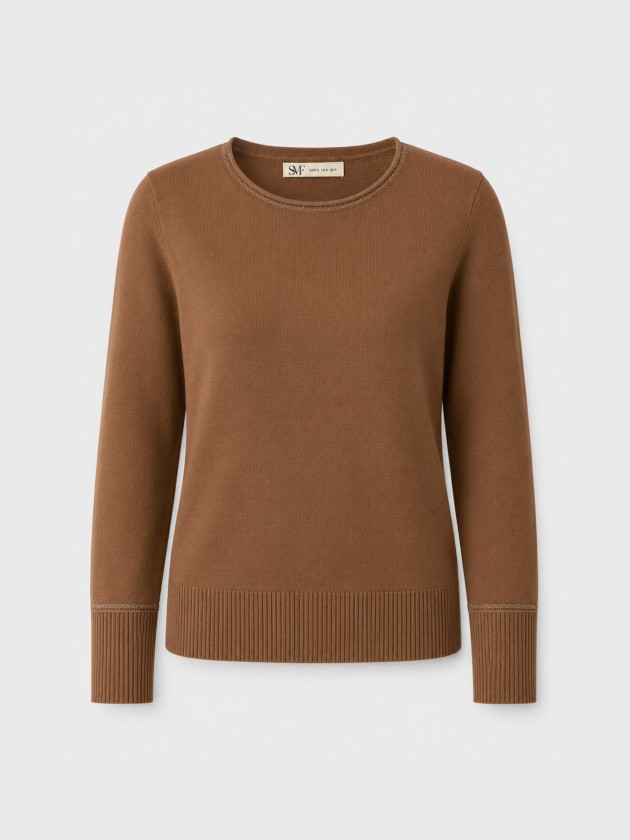 Pull tricoté avec détails en lurex. Pull tricoté avec détails en lurex.