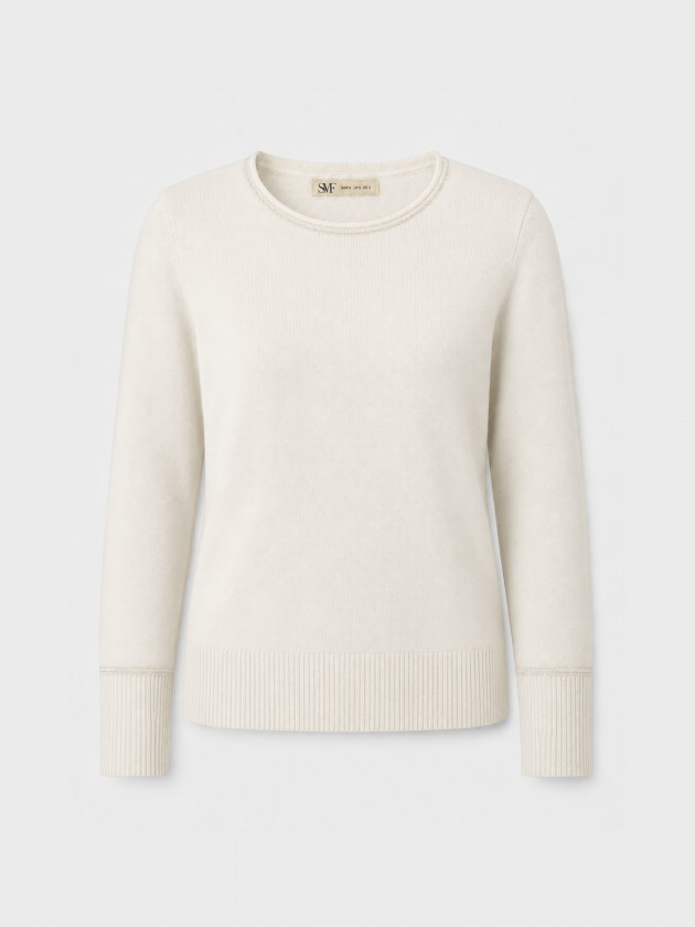 Pull tricoté avec détails en lurex. Pull tricoté avec détails en lurex.