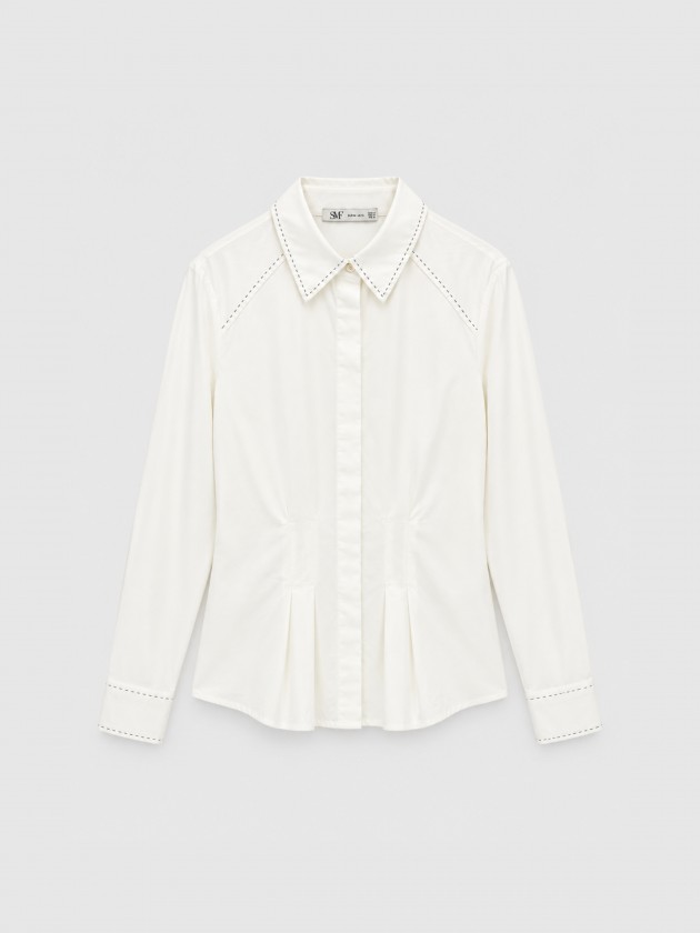 Fitted shirt with topstitching.