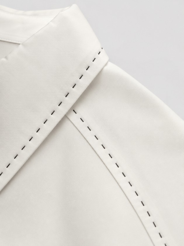 Fitted shirt with topstitching.