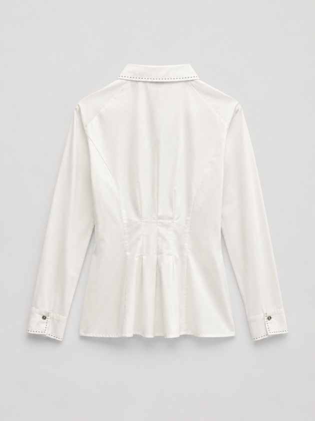 Fitted shirt with topstitching.