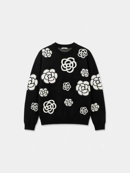 Knitted sweater with flowers