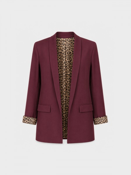 Long blazer with animal print.