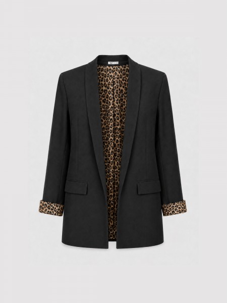 Long blazer with animal print.