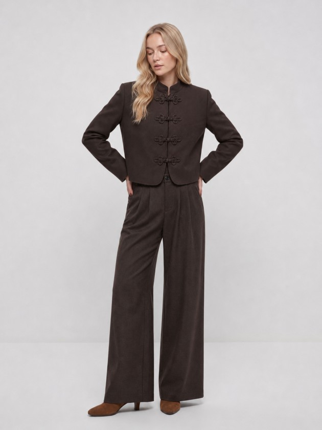 Short jacket with toggles