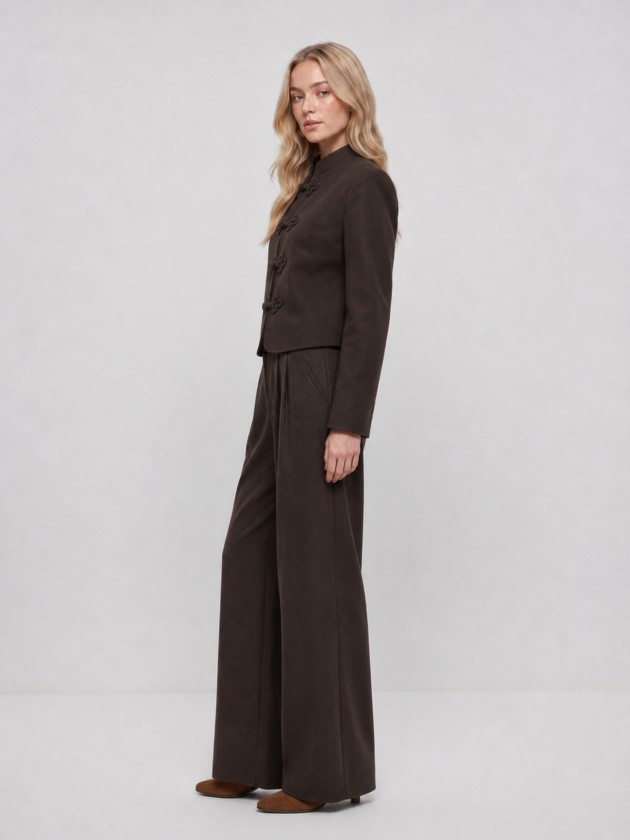 Short jacket with toggles