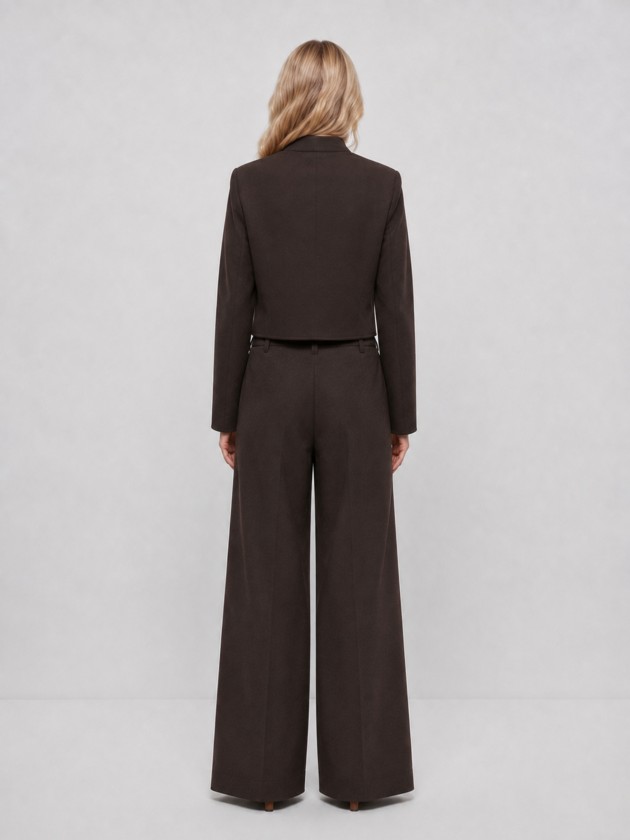 Short jacket with toggles