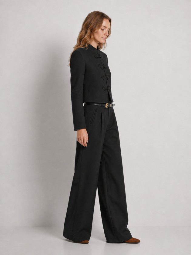 Short jacket with toggles