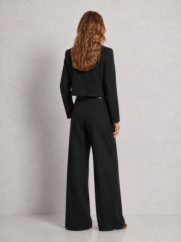 Short jacket with toggles