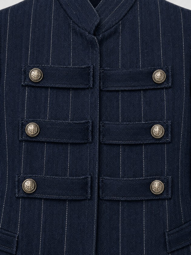 Blazer structuré à boutons. Blazer structuré à boutons.