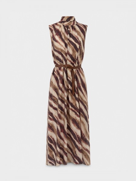 Robe longue imprim�e avec ceinture.
