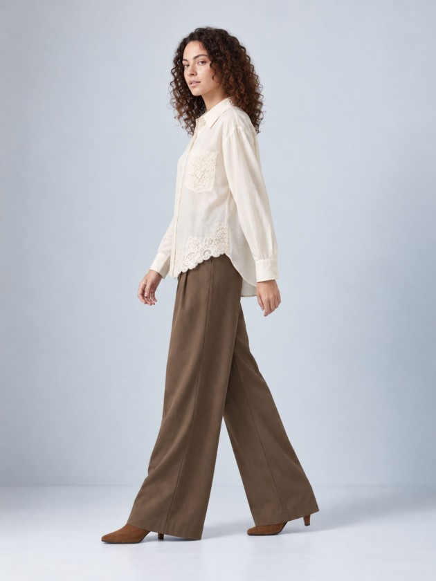 Long-sleeved shirt with embroidery.