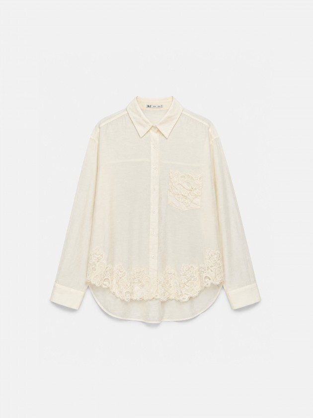Long-sleeved shirt with embroidery.