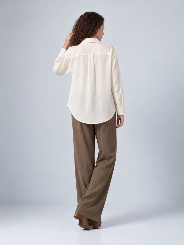 Long-sleeved shirt with embroidery.
