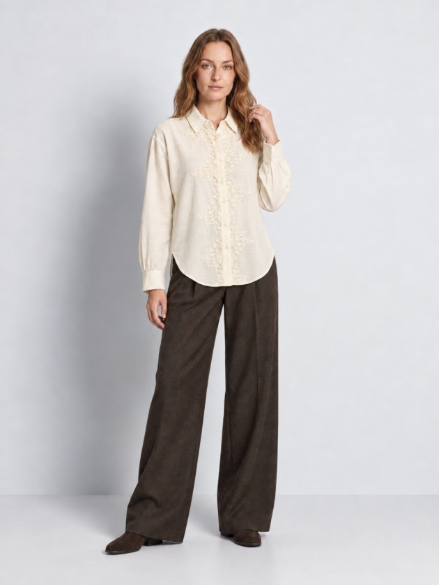 Shirt with floral lace appliqu�.