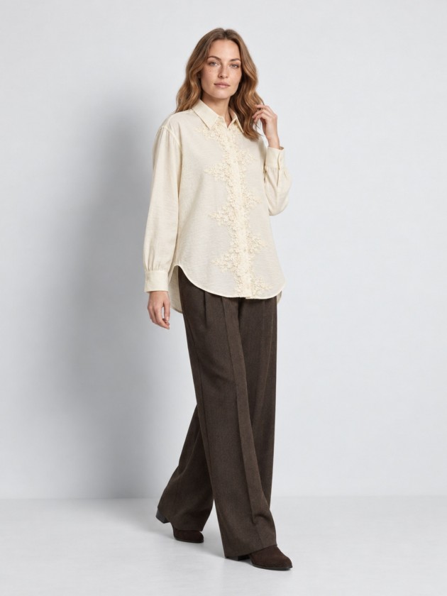 Shirt with floral lace appliqu�.