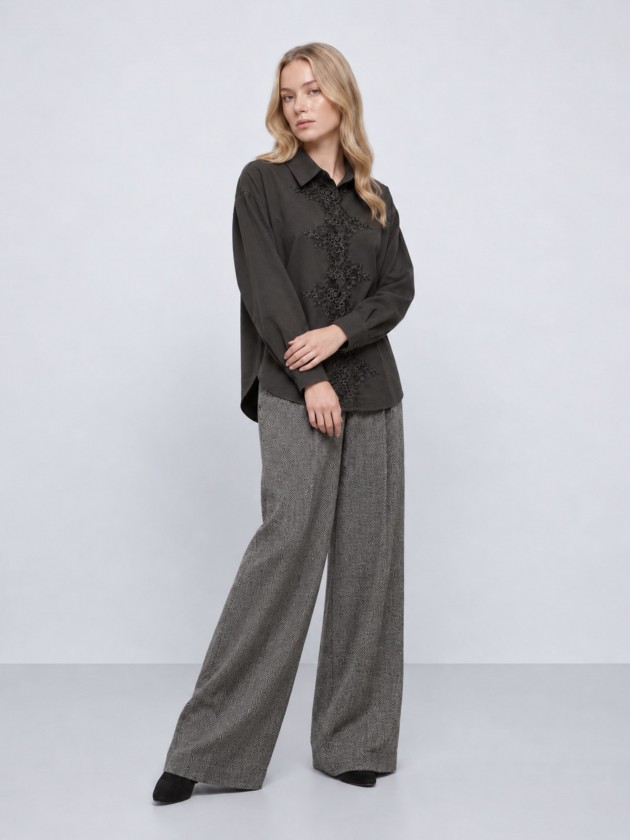 Shirt with floral lace appliqu�.
