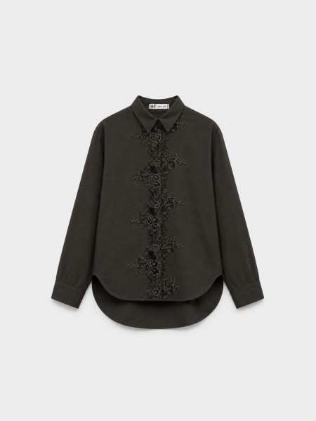 Shirt with floral lace appliqu�.