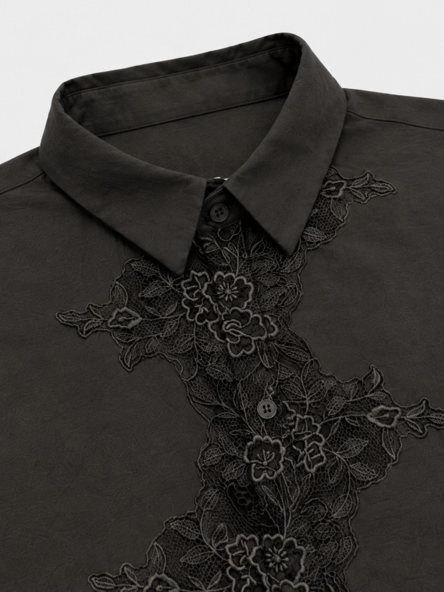Shirt with floral lace appliqu�.