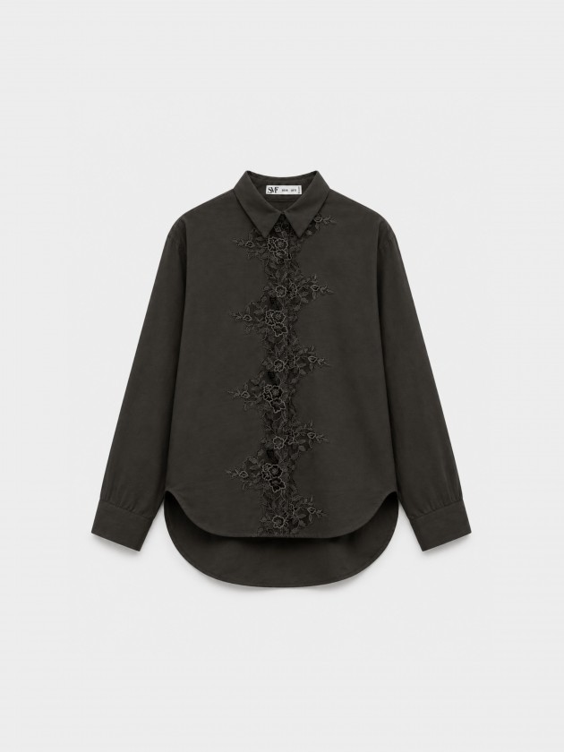 Shirt with floral lace appliqu�.