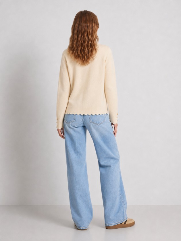 Veste tricot�e � finition ondul�e.