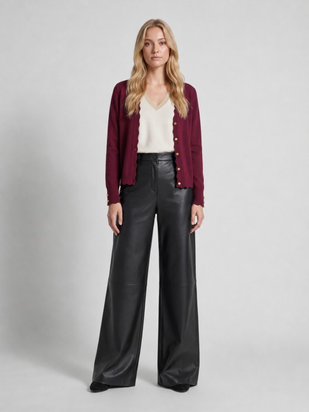 Veste tricot�e � finition ondul�e.