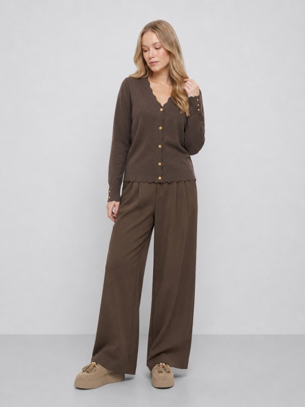 Veste tricot�e � finition ondul�e.