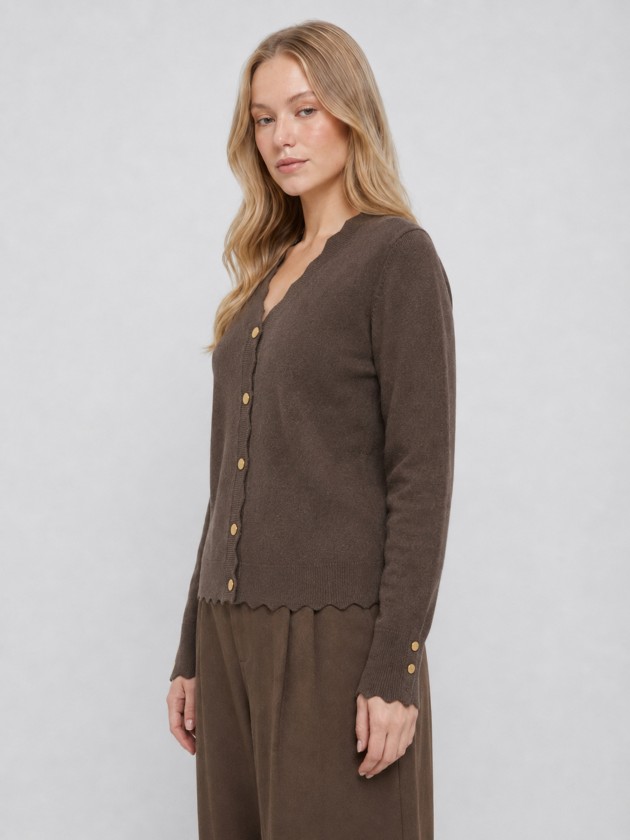 Veste tricot�e � finition ondul�e.