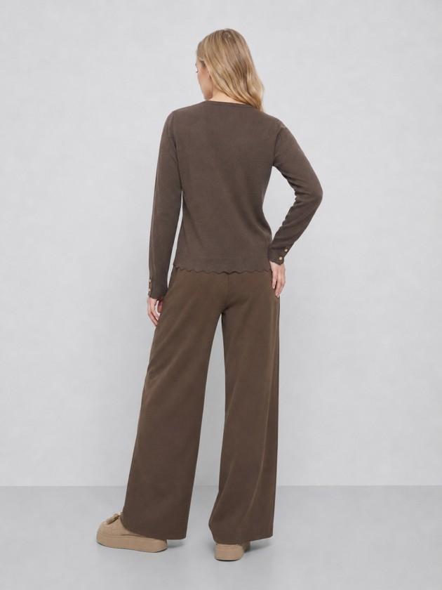 Veste tricot�e � finition ondul�e.