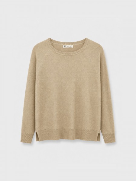 Knitted sweater with metallic thread
