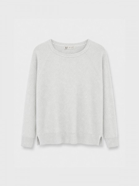 Knitted sweater with metallic thread