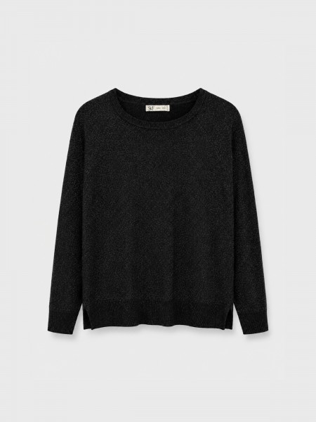 Knitted sweater with metallic thread