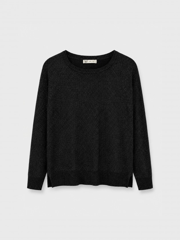 Knitted sweater with metallic thread