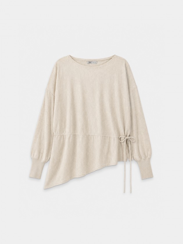 Pull tricot� � taille ajustable.