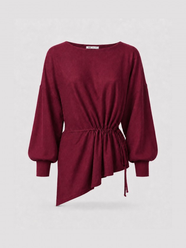 Knitted sweater with adjustable waist.