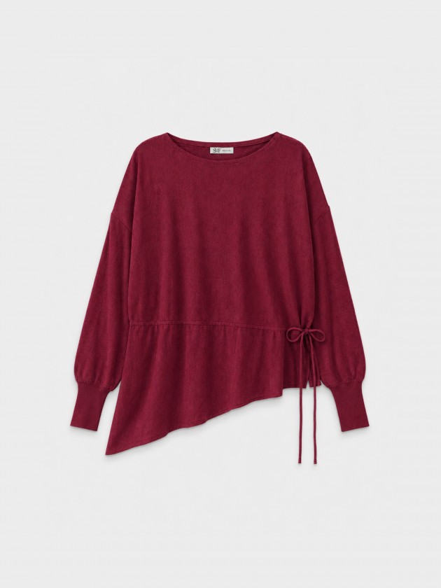 Knitted sweater with adjustable waist.