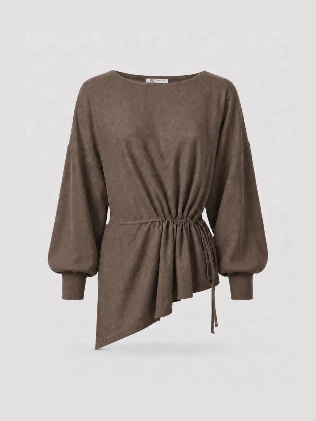 Knitted sweater with adjustable waist.