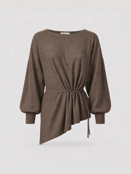Knitted sweater with adjustable waist.