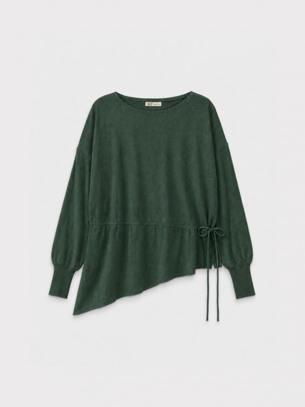Pull tricot� � taille ajustable.