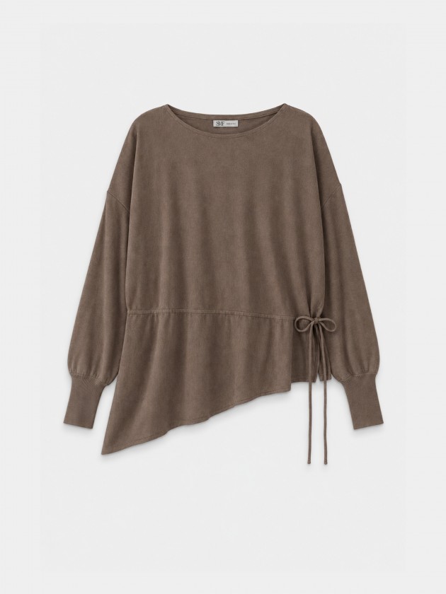 Knitted sweater with adjustable waist.