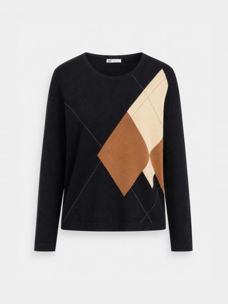 Knitted sweater with diamond pattern