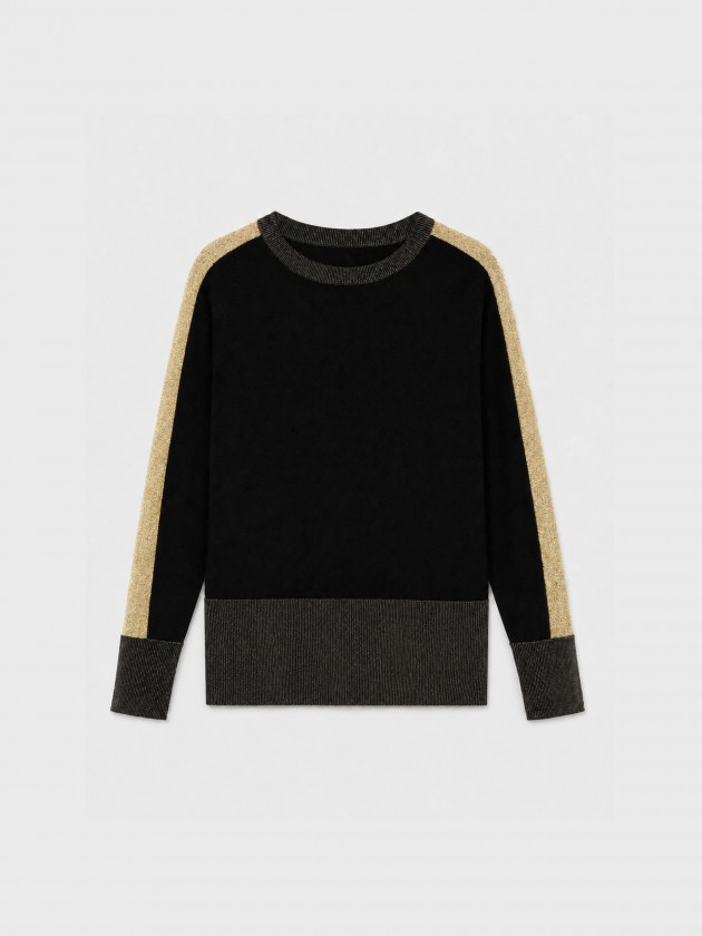 Pull tricoté avec du lurex. Pull tricoté avec du lurex.