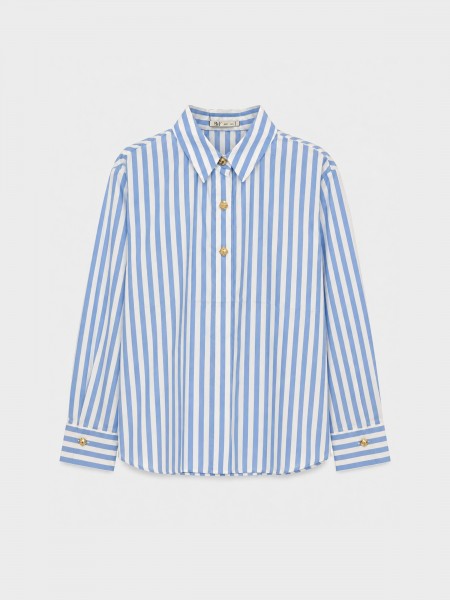 Une chemise avec de riches boutons m�talliques.