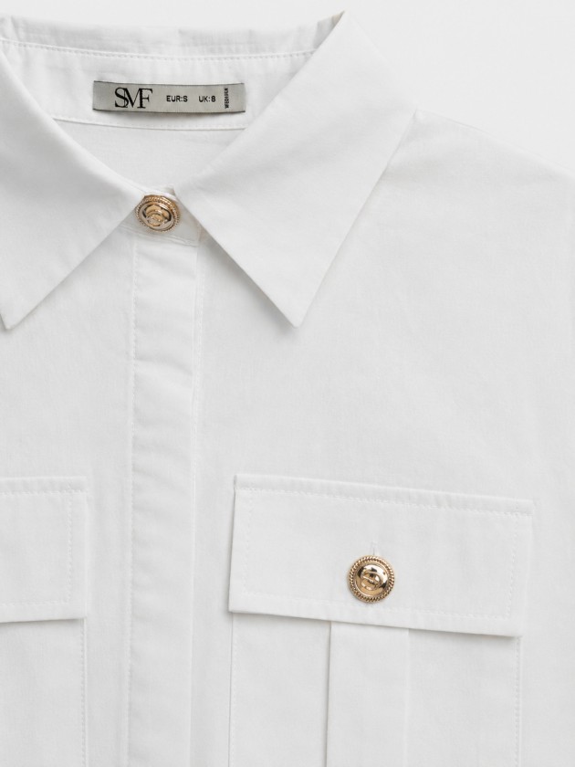 Camisa com bolsos e botões metálicos Camisa com bolsos e botões metálicos