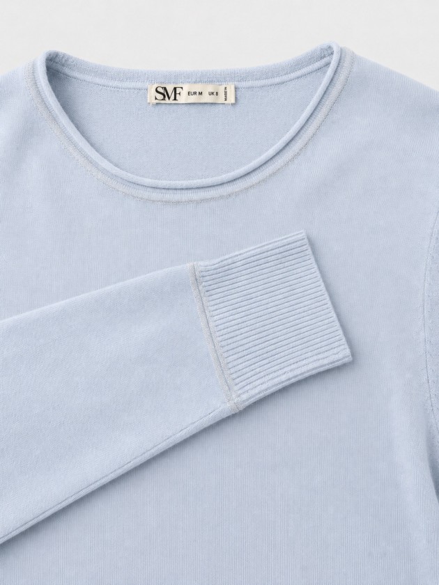 Pull tricoté avec détails en lurex. Pull tricoté avec détails en lurex.