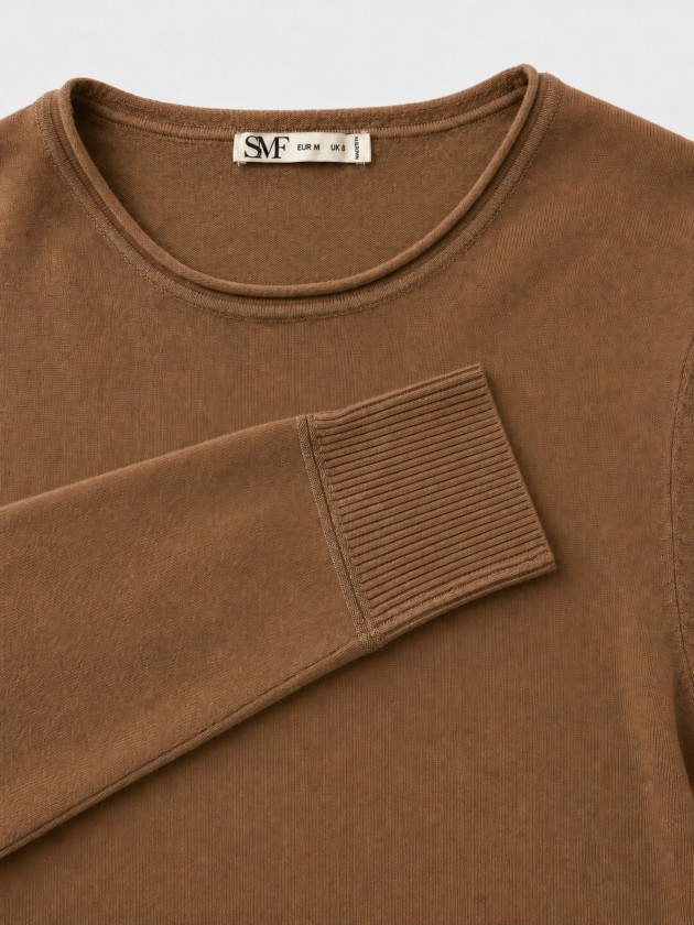 Pull tricoté avec détails en lurex. Pull tricoté avec détails en lurex.