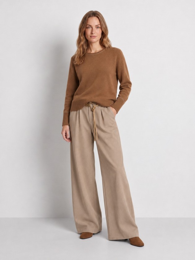 Pull tricoté avec détails en lurex. Pull tricoté avec détails en lurex.