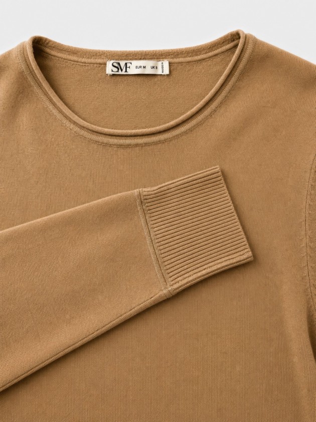 Pull tricoté avec détails en lurex. Pull tricoté avec détails en lurex.