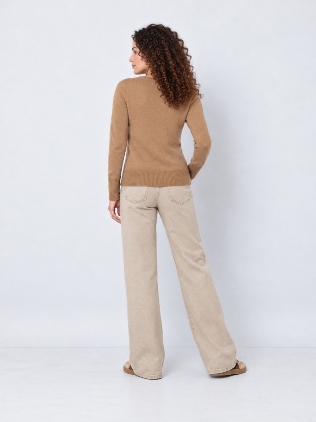 Pull tricoté avec détails en lurex. Pull tricoté avec détails en lurex.